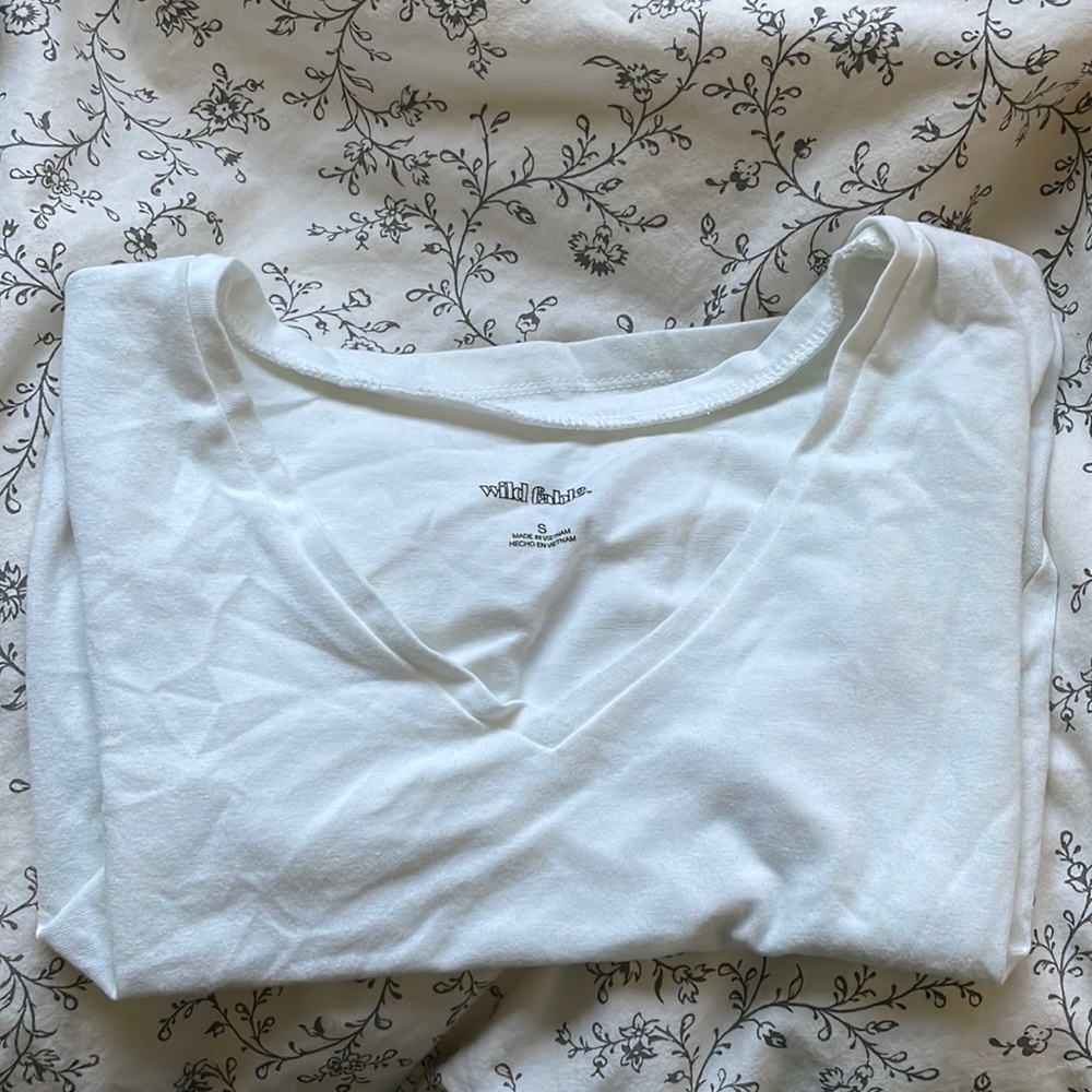 WHITE ESSENTIAL MUST HAVE CROP TOP